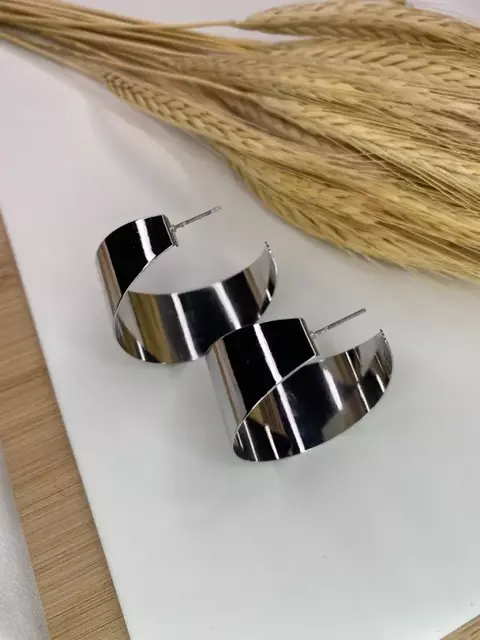 Brinco Argola Esculpida Prateada - comprar online