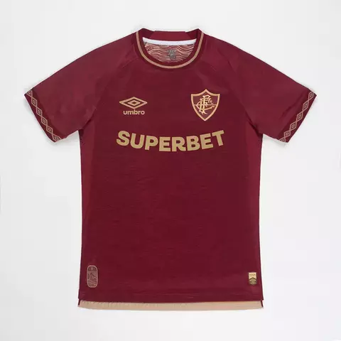 Camisa Fluminense 3 2025 grená e dourada vista de frente com escudo tricolor em destaque