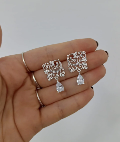 Brincos de Prata com Detalhe Floral e Pedra Pendente