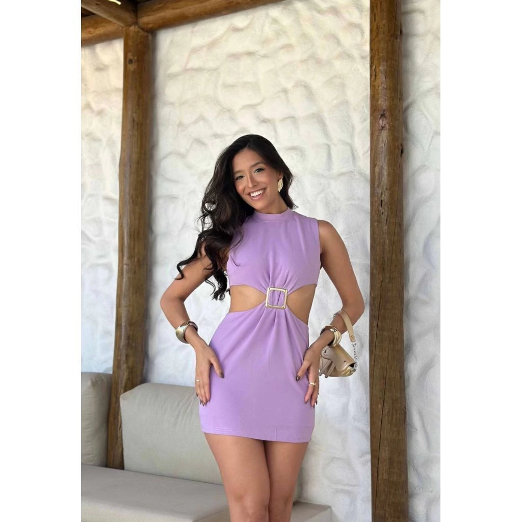 Vestido Curto com Recorte Moderno e Fivela Statement
