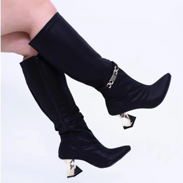 Bota cano longo no joelho detalhe metal salto cromado espiral 8 cm