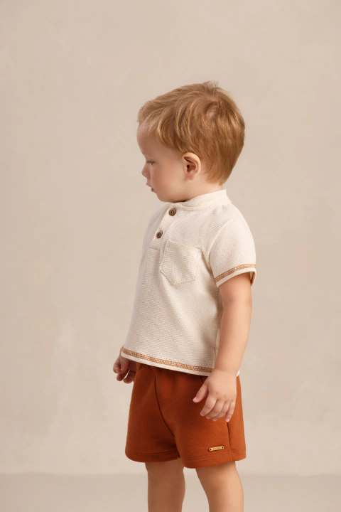Conjunto Infantil Masculino Camiseta Henley Off-White e Bermuda Terracota