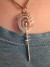 Collar de joyería artesanal con cadena de eslabones y un dije calado de diseño orgánico asimétrico.