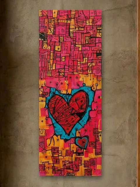Cuadro decorativo colorido con diseño abstracto y corazón rojo sobre fondo naranja y rosa lleno de fuerza y detalles únicos.