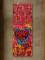 Cuadro decorativo colorido con diseño abstracto y corazón rojo sobre fondo naranja y rosa lleno de fuerza y detalles únicos.