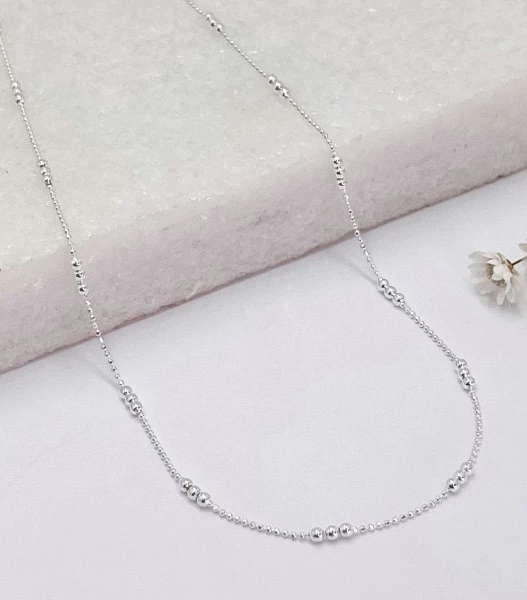 Colar diamantado com esferas