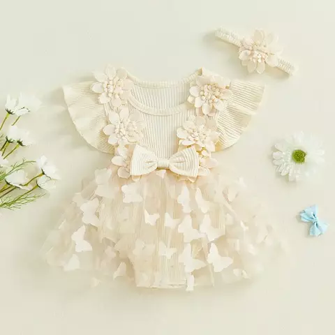 Macacão em renda de flores, babados e manga curta