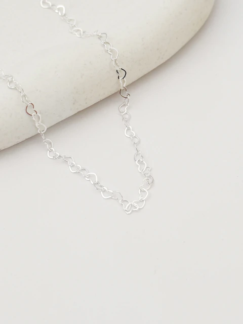 Choker clássica elos coraçõezinhos vazados SEMIJOIA