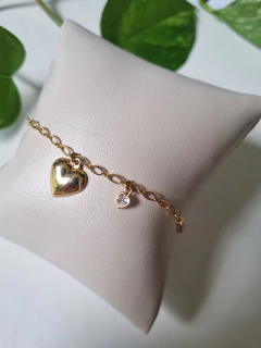 PULSEIRA COM PINGENTES CORAÇÃO CHAPINHA E CORAÇÃO PONTO DE LUZ - joiadapraia