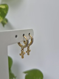 BRINCO ARGOLINHA CRAVEJADA DE ZIRCONIAS COM MINI CRUZ PENDURADA - comprar online