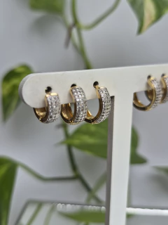 TRIO DE ARGOLINHAS COM 3 CAMADAS DE ZIRCONIAS BRANCAS DELICADA - comprar online