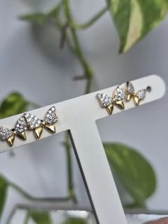DUPLA DE BRINCOS DE LACINHO COM ZIRCONIAS BRANCAS