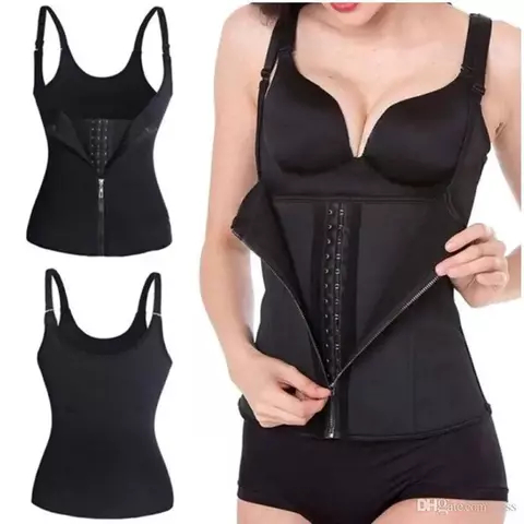 Cinta modeladora feminina preta com zíper e alças, mostrando camada dupla de compressão e fechos de gancho, usada por mulher