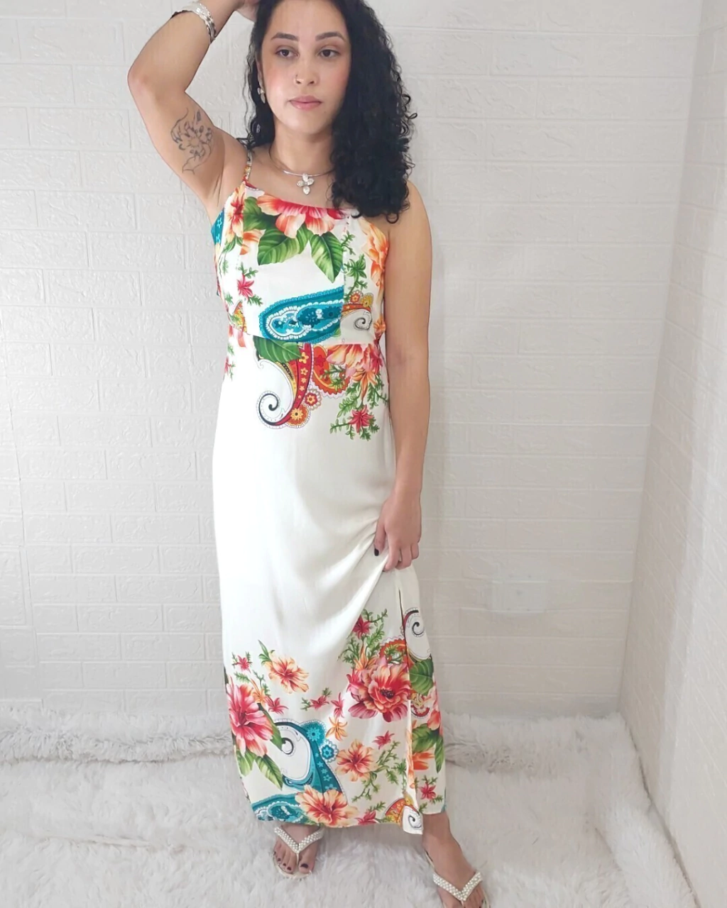 Vestido longo off-withe florido.