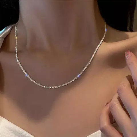 Colar Clavícula Prata 925 – Corrente Delicada 2mm com Brilho Espelhado e Toque de Luxo