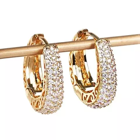 Argolas Femininas Douradas – Design Oco Pavimentado com Toque Glamouroso