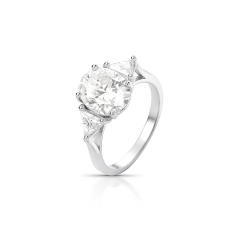Anel Com Moissanite Oval e Pedras Triangulares Laterais Prata 925
