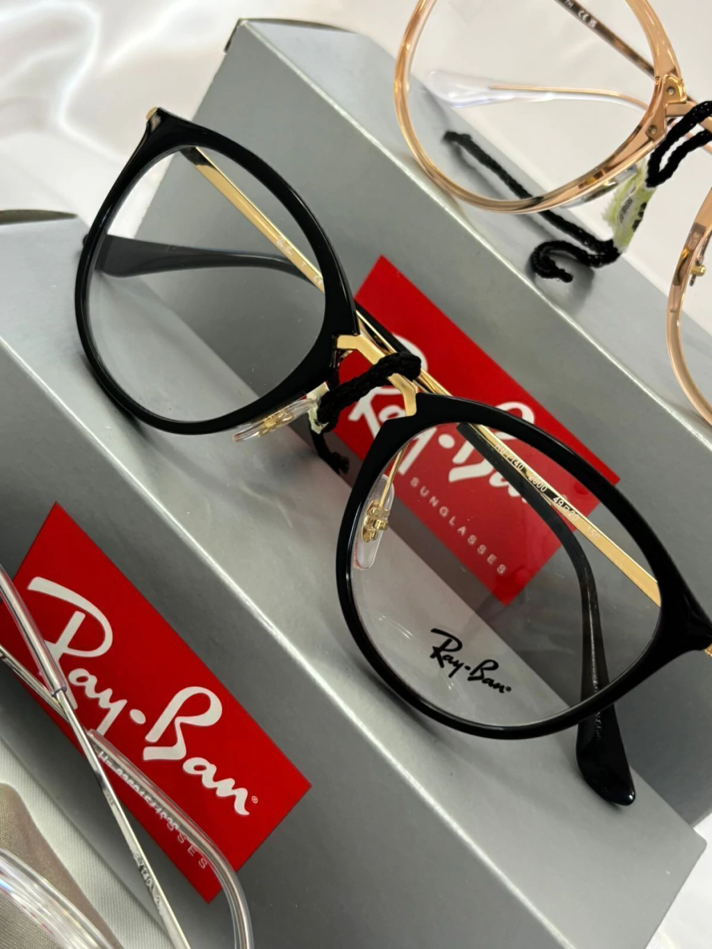 Gafas Oftálmicas Ray-Ban 7140 Cat-Eye Elegancia en Negro y Dorado