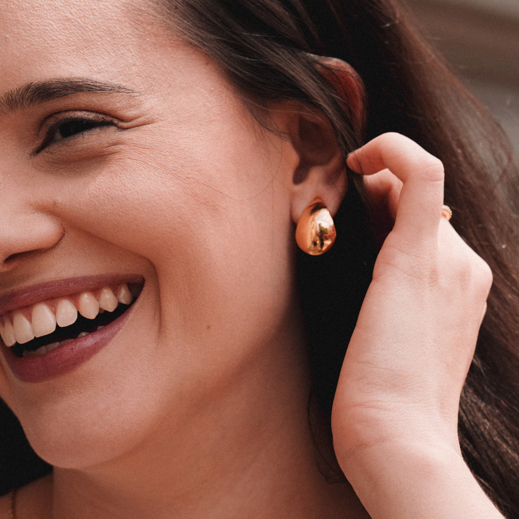 Brinco Gota Lisa Ouro