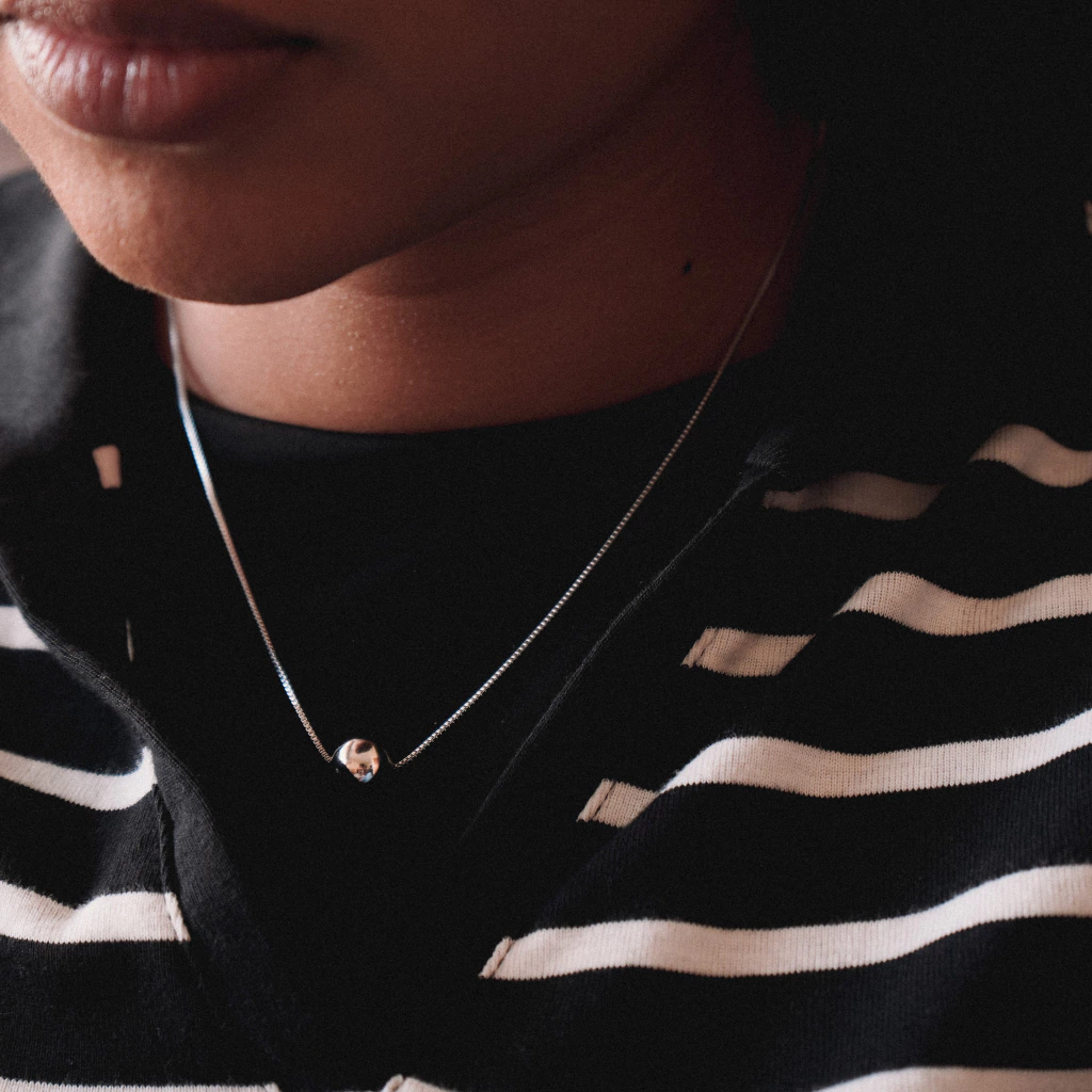 Colar com pingente esfera ródio