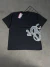 camiseta SYNA big logo cinza lateral