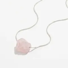 colar amuleto quartzo rosa, colar pedra natural prata, colar amuleto rodio,