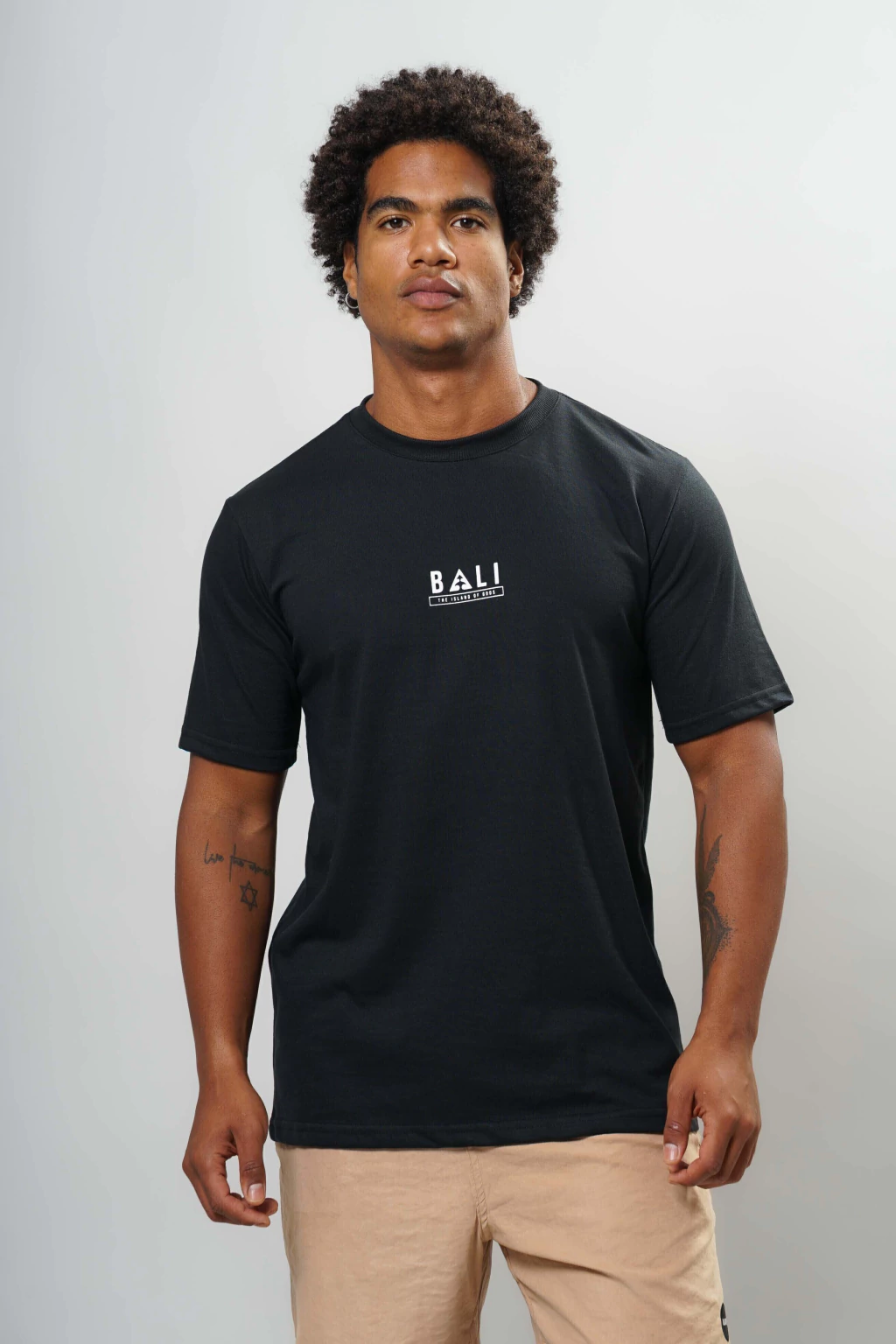 Camiseta Besar - Island of Gods (Preta)