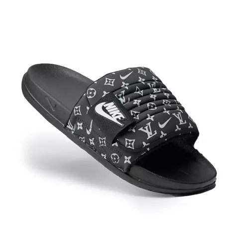 Chinelo masculino slide preto Nike OffCourt com estampa Louis Vuitton branca