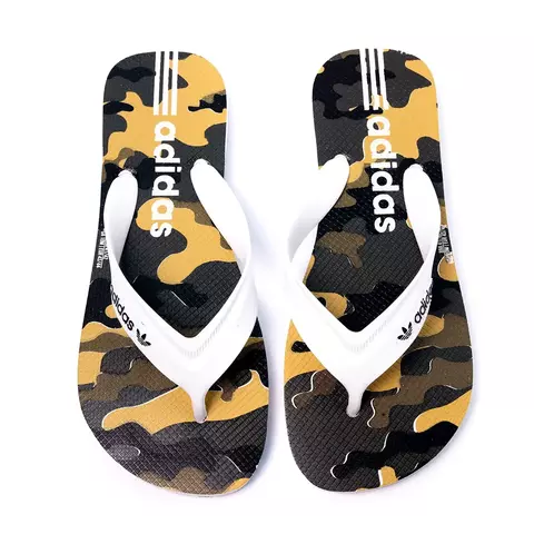 Chinelo Adidas Stars com estampa camuflada em tons de amarelo, preto e marrom, com tiras brancas e logo Adidas em preto