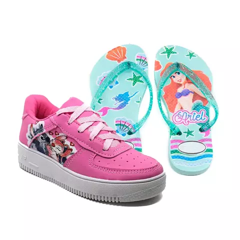 Kit infantil para menina com tênis rosa estampado dos personagens Stitch e chinelo azul claro com estampa da Ariel