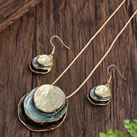 Vintage Aura – Conjunto Elegante de Gargantilha e Brincos Circulares