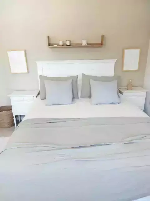Pie de cama crema