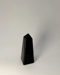 Ponta de Obsidiana – Proteção, Verdade e Limpeza Energética Profunda