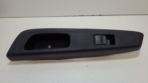 Moldura Comando Vidro Tras. Esq Etios Sedan 2015 742720D080