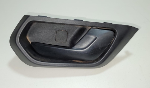 Maçaneta Interna Diant. Lado Direito Strada 2023 c/ Detalhe