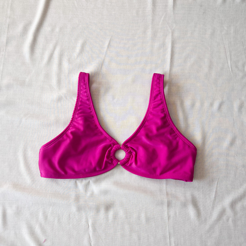 Top con argolla Pürpura