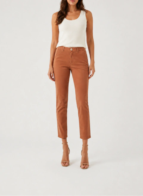 Calça Feminina Caramelo em Sarja Texturizada com Corte Reto e Cintura Média - comprar online