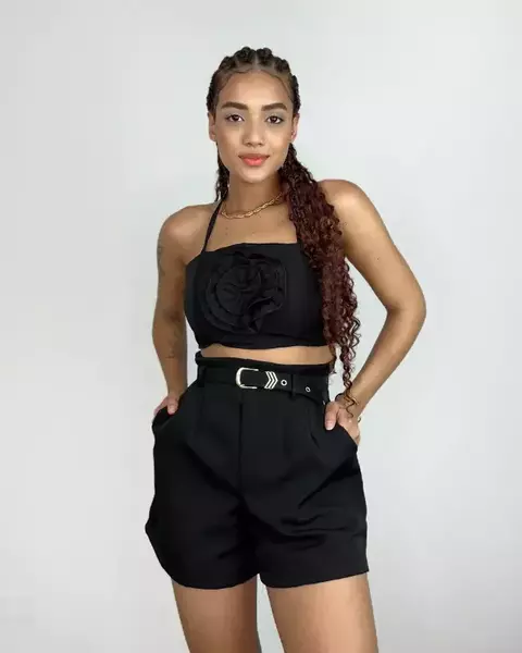 Conjunto Feminino em Alfaiataria Short com Cinto e Cropped Amarração com Flor