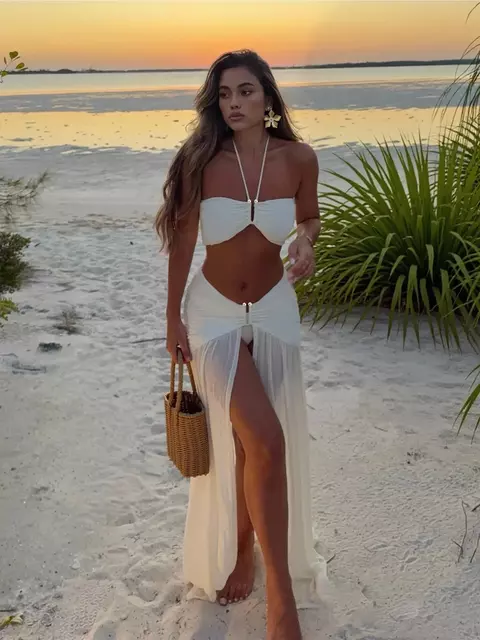 Poder e Glamour à Beira-Mar: Biquíni 3 Peças com Gola Halter e Saia Maxi Transparente