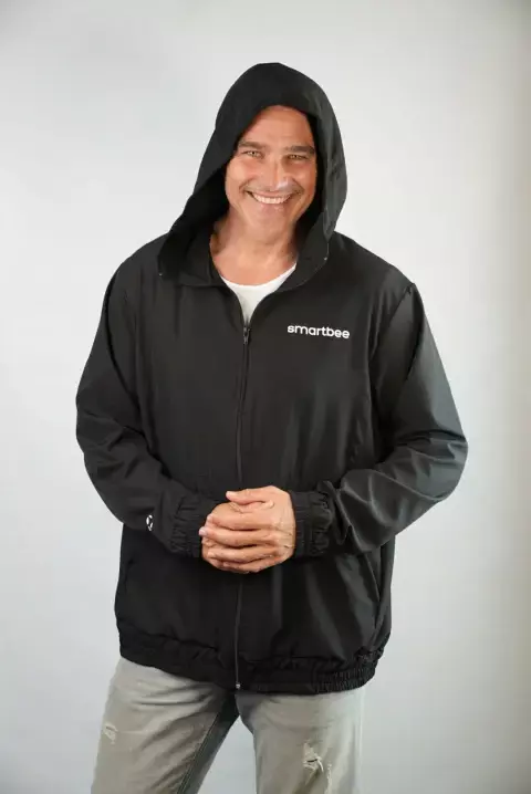 Campera Rompeviento Con Capucha Negra - comprar online