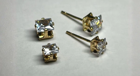 Brincos Dourados Duplos com Pedra de Cristal - comprar online