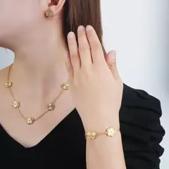 4 pçs pulseira colar brincos anel de aço inoxidável cinco folhas flor conjunto jóias clássico para mulher nova moda jóias trevo - comprar online