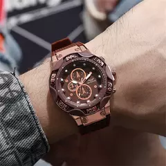 Relógios desportivos para homem 2025 Novo design de luneta tripla Relógio de quartzo Silicone militar castanho Relógio para homem - loja online