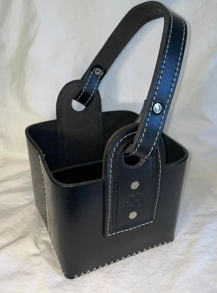 Matera Cuadrada 100% Cuero Color Negro