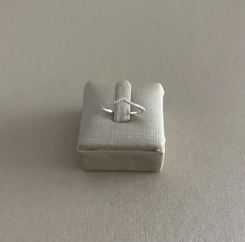 Anel cravejado em micro zircônias