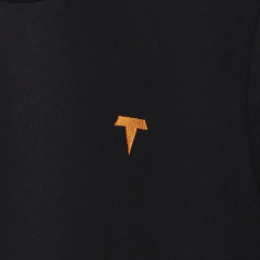 Camiseta preta com bordado e silk laranja - 100% algodão - TRAPO COLEÇÕES