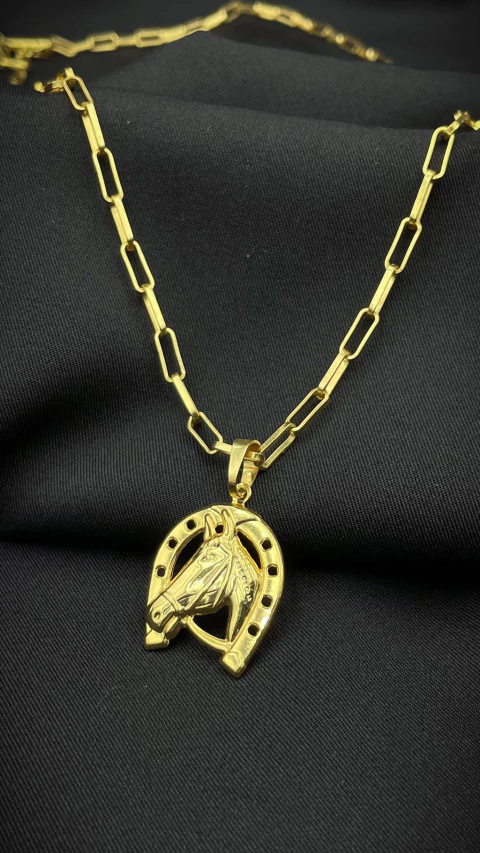CORRENTE TIJOLINHO 4MM + PINGENTE FERRADURA - BANHADOS A OURO 18K
