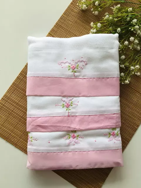 Kit Presente 3 Peças Tolha Fralda Babete e Fralda de Ombro Flores Rosa - comprar online