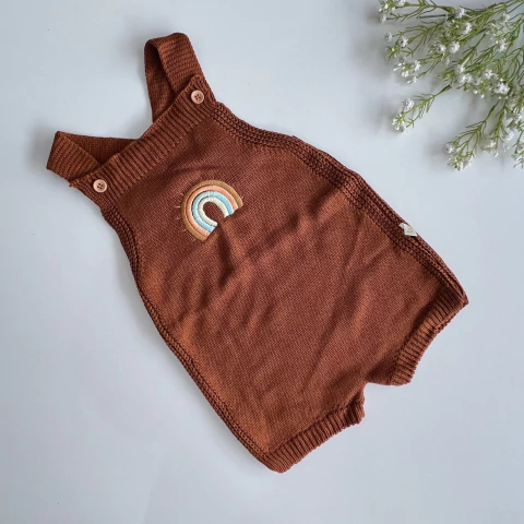 Jardineira Romper de Tricô para Bebê Antialérgica Bordada Arco Iris Marrom | 0 a 12 Meses