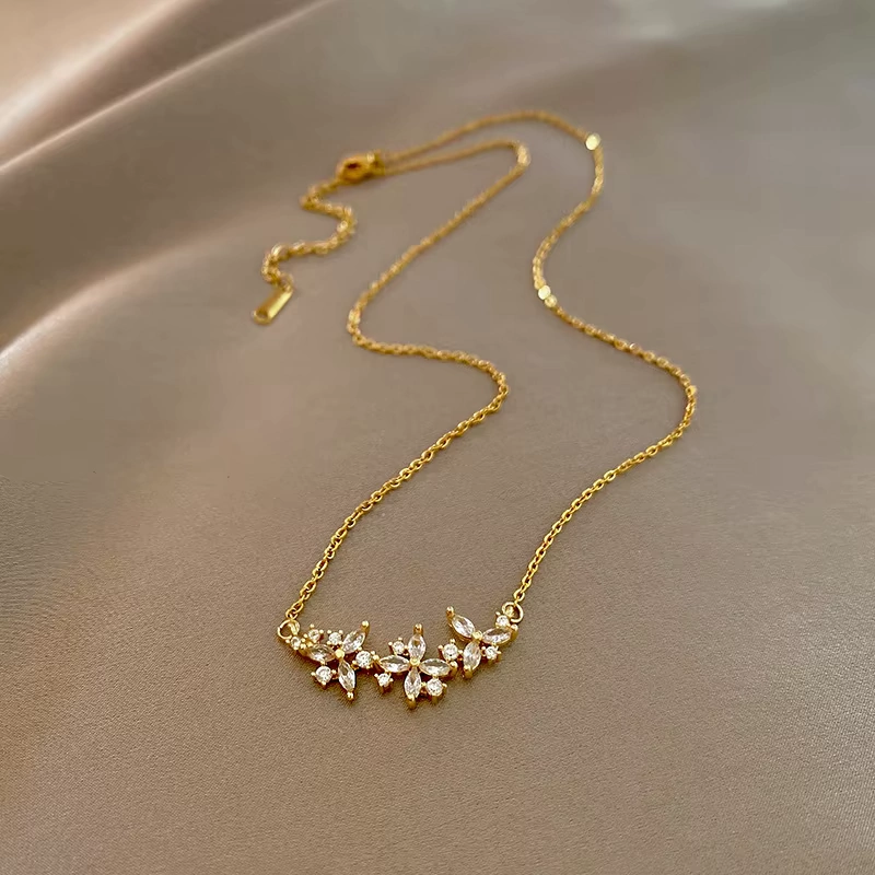 Colar Dourado com Pingente de Flor de Cristal – Luxo Clássico em Aço Inoxi